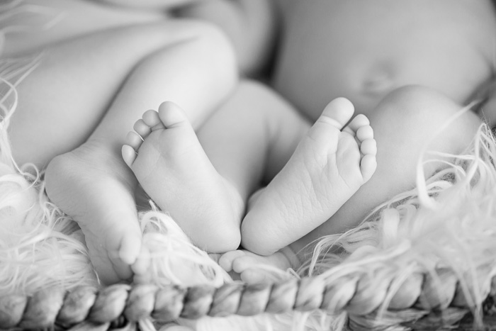 newborn, twin, twins, houston, photographer, photography, baby, babies, b/w, black and white, feet