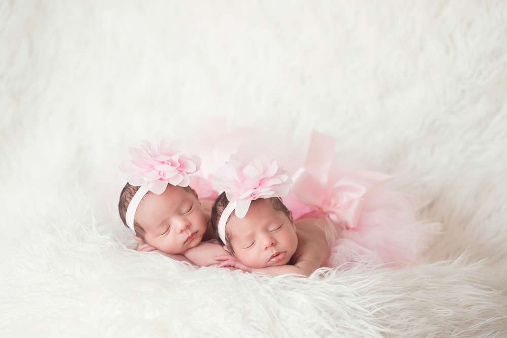 newborn, twin, photography, photograph, photographer, houston, twins, sisters, sister, baby, girl, girls, fraternal, kelli nicole photography, houston, texas, family, siblings, cute, best, cutest, favorite, tutus